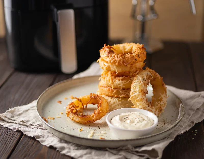 Chips d'oignons dorées et croustillantes gratinées au parmesan et pecorino cuites à l'airfryer